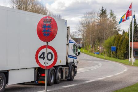 Lastbil kører over grænsen til Danmark