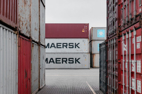 Containere der står stablet ved en industriel havneterminal