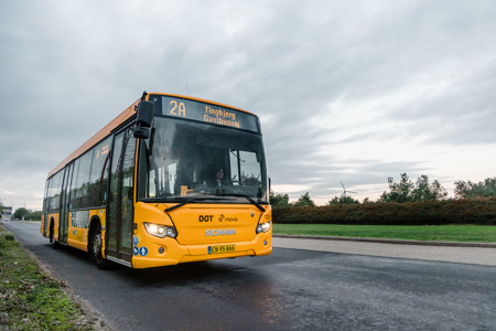Offentlig gul bus der kører en rute
