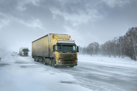 Lastbil kører om vinteren